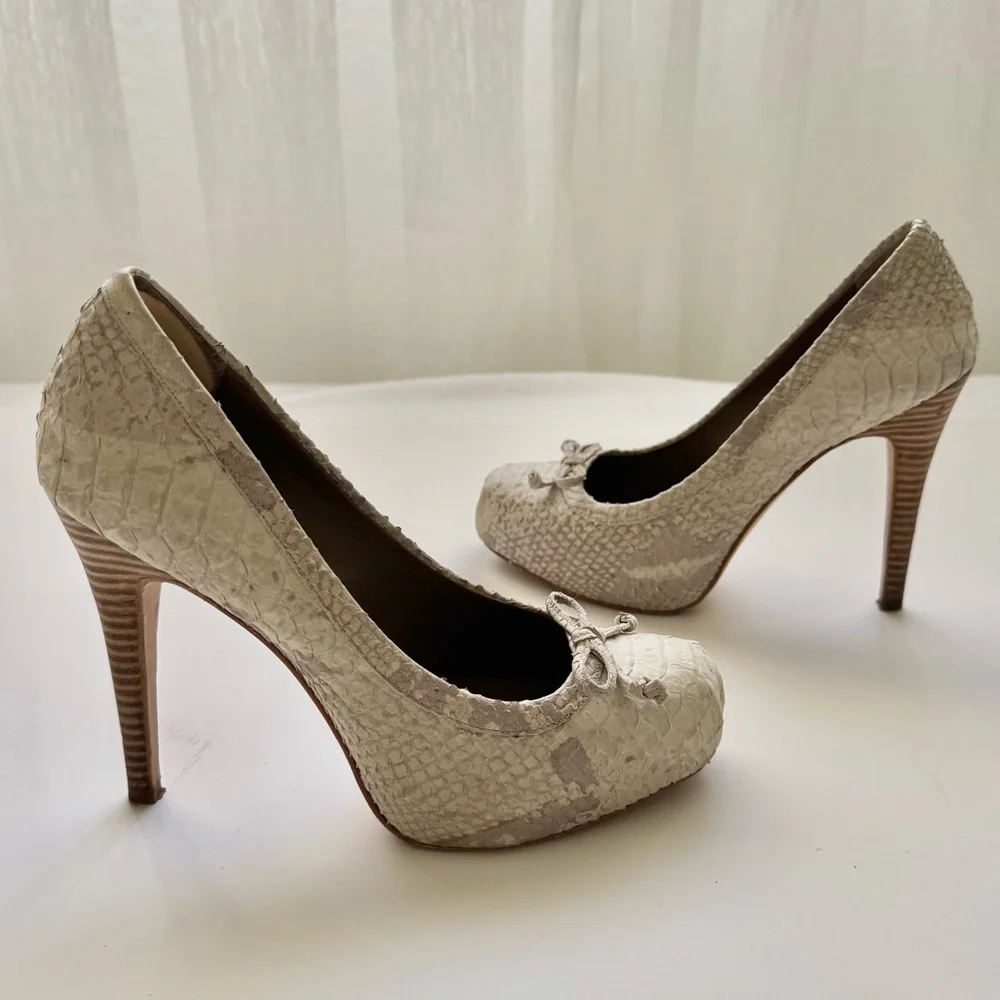 BCBGMaxAzria Gray Snakeskin Print Heels size 7 . Animal Print Stiletto Pumps - Picture 5 of 11
